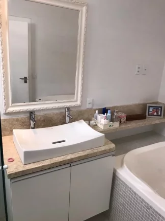 Imagem Requinte e sofisticação você encontra nessa casa , com 3 suítes uma com banheira hidromassagem, piscina, sala de cinema , localização privilegiada