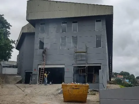 Imagem VENDA E LOCAÇÃO DE GALPÃO INDUSTRIAL EM CAJAMAR/SP, A/T 6.041m² e A/C de 4.000m², com pé direito de 12m e pertinho da Rod. Anhanguera. CONSULTE-NOS.