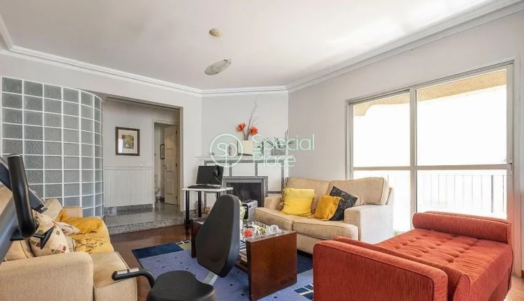 Imagem Apto amplo e iluminado com 220m² muito bem localizado numa via super arborizada. Living amplo para ...