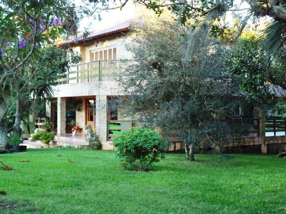 Imagem Espetacular Sitio com Tres Casas sendo uma de 500m2 de tijolos a vista e duas de madeira todas com 3 dormitorios garagem para 8 veiculos