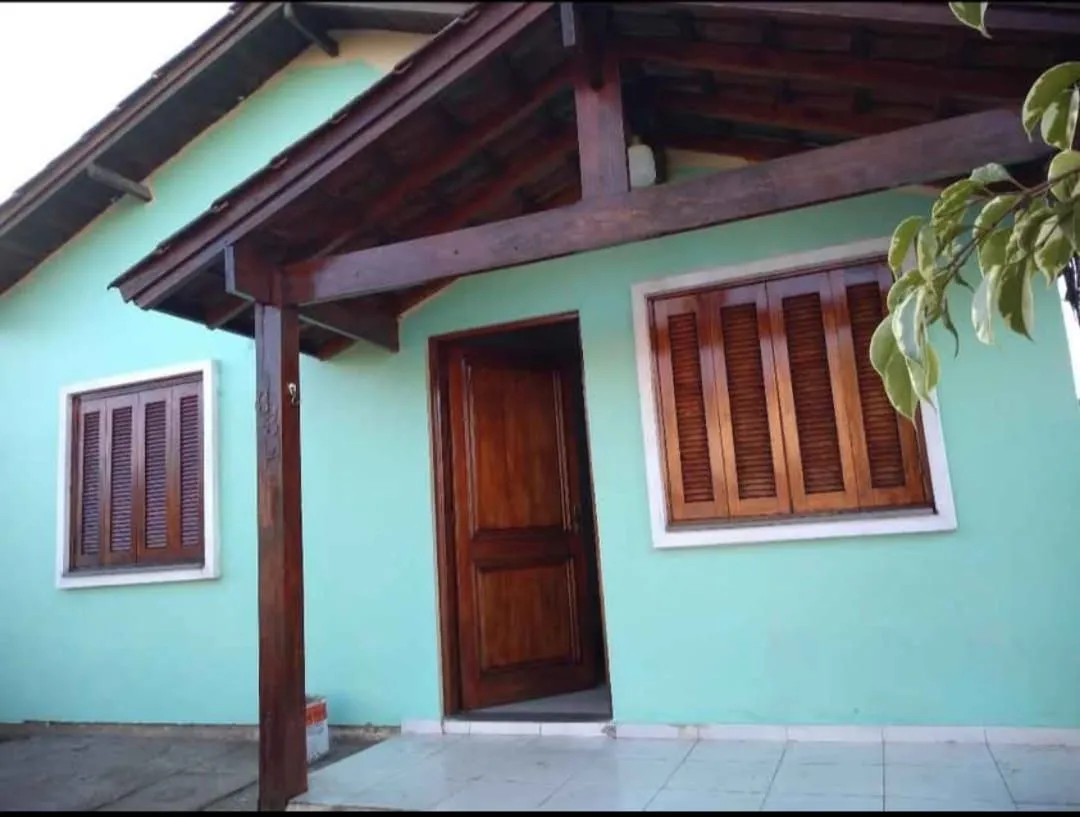 Imagem Casa de esquina no bairro Hípica - 2 dormitórios