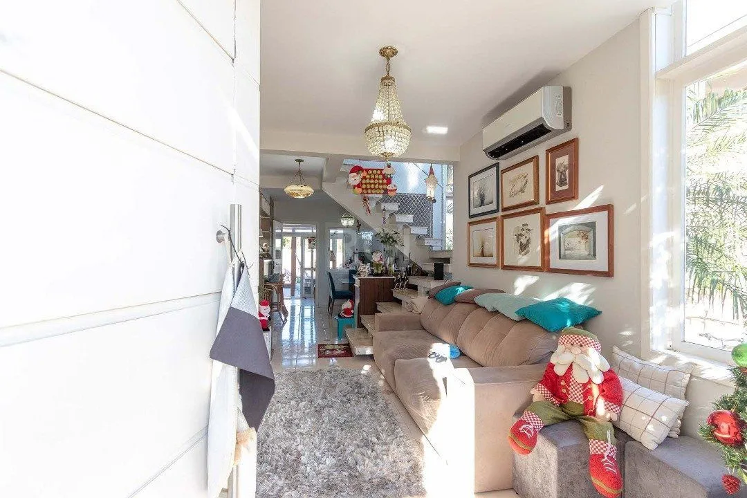 Imagem Casa para Venda com 4 dormitórios no bairro Hípica
