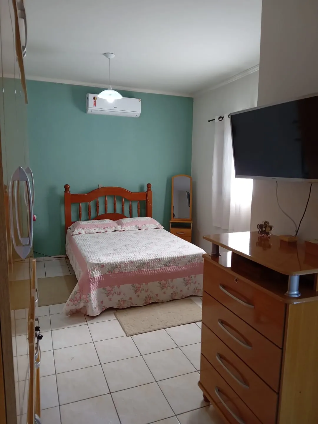 Imagem Sobrado à Venda no Bairro Maria Áurea, em Pindamonhangaba, Próximo ao Centro e à Avenida Principal