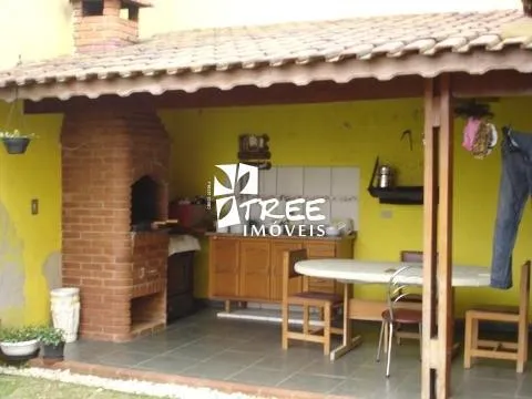 Imagem Casa localizada no bairro Recanto Primavera com 3 dormitórios sendo 1 suíte, 2 salas, cozinha, churrasqueira, 4 vagas para automóveis.