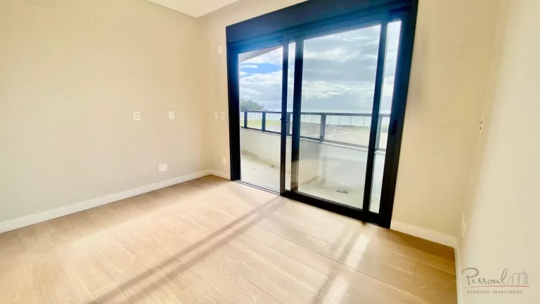 Imagem Condomínio frente mar, pé na areia e com saída para Jet Sky. Apresentamos este incrível apartame...