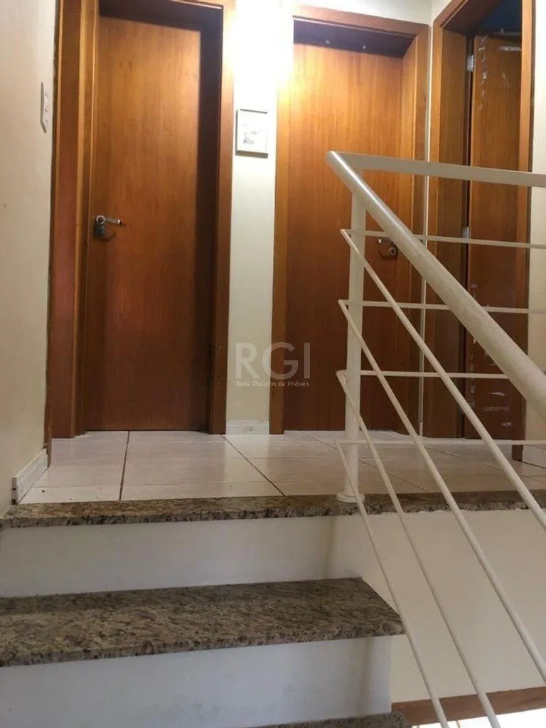 Imagem Casa com 03 dormitórios, 01 suíte, pátio com churrasqueira e 03 vagas de garagem no bairro Tristeza