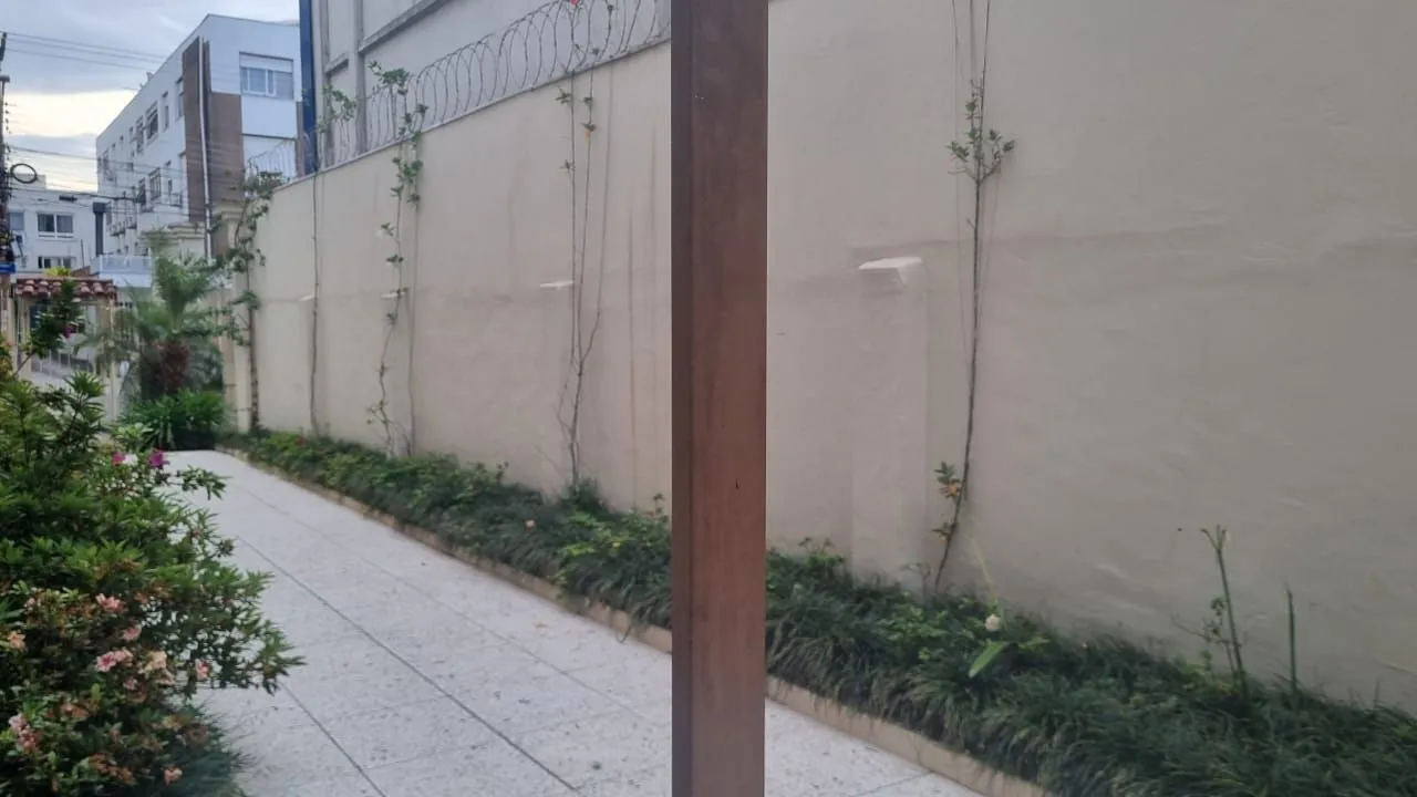 Imagem Aproveite o sol e a vista, apartamento para venda de frente com sacada, 2 dormitórios com 1 vaga no bairro Santana em Porto Alegre/RS.