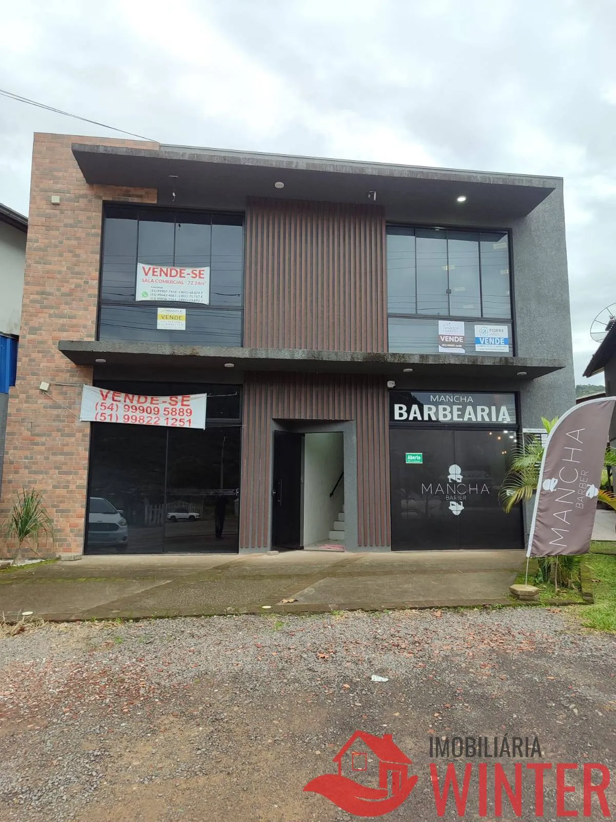 Sala comercial mobiliada no Centro de Vale Real.