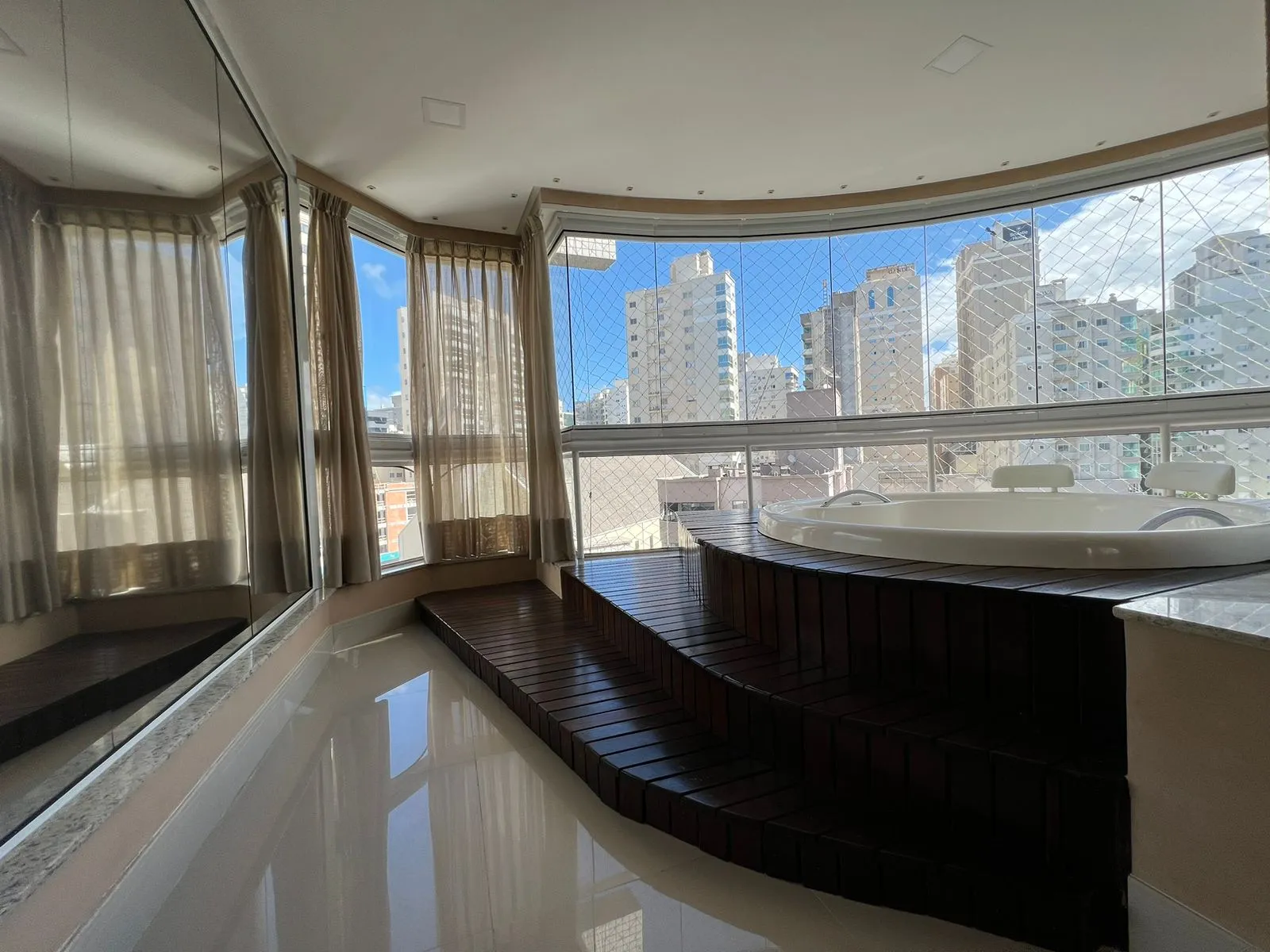 Imagem Apartamento com vista para o mar à venda com 178m2 por R$ 2.880.000,00