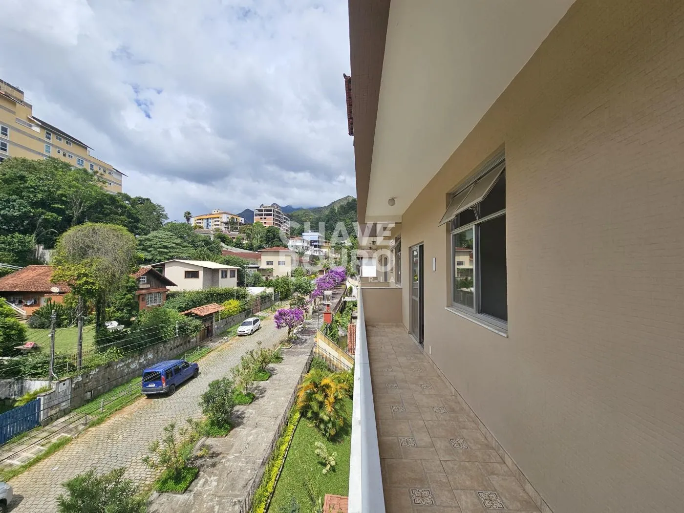 Imagem Apartamento de 2 quartos + dependência, varanda, 2 vagas e elevador.