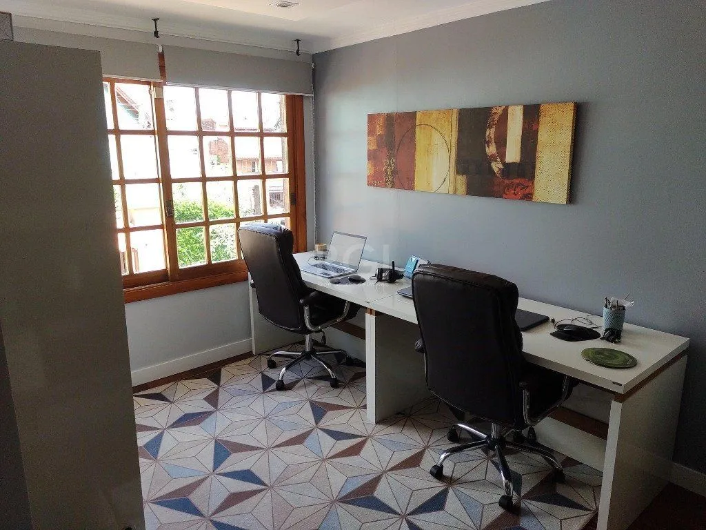 Imagem Excelente casa com 03 suíte, espaço gourmet com churrasqueira, living com lareira, pátio com piscina e garagem para 02 carros no bairro Espírito Santo