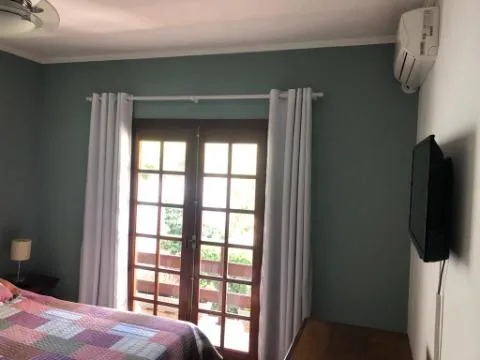 Imagem VENDA DE SOBRADO NO CONDOMÍNIO ARUJÁ V, EM ARUJÁ/SP, 264m² com 3 quartos, suíte, churrasqueira, jardim, cozinha americana e 04 vagas. CONSULTE-NOS.