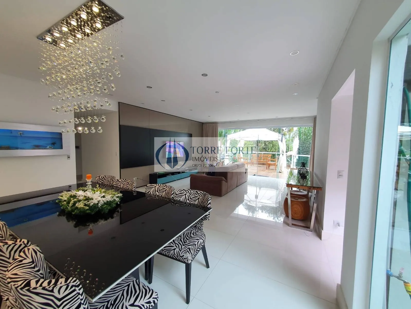 Imagem Casa térrea 3 suítes | 500 m² | 8 vagas | Terreno 1.000m²