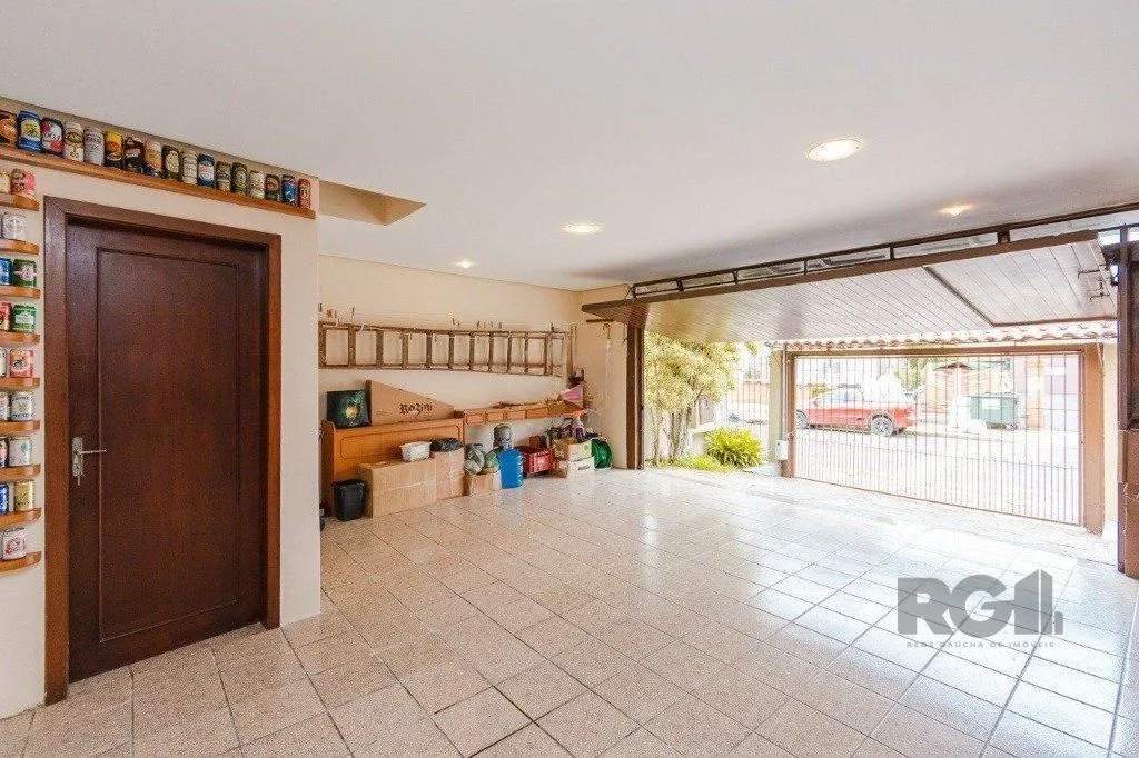 Imagem Casa com 4 dormitórios no bairro Morro Santana