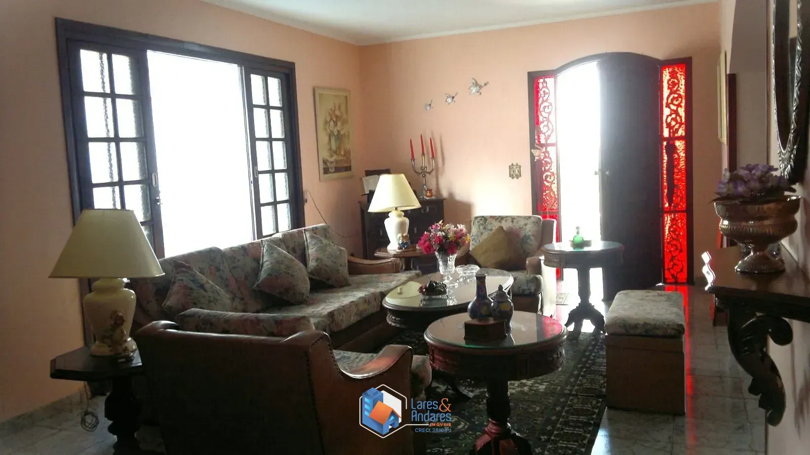 Imagem CASA À VENDA, COM 296M² COM 6 AMPLOS DORMS, COM 2 SUÍTES, 4 SALAS, COZINHA COM PLANEJADOS, CHURRASQUEIRA E 8 VAGAS - TREMEMBÉ - SP