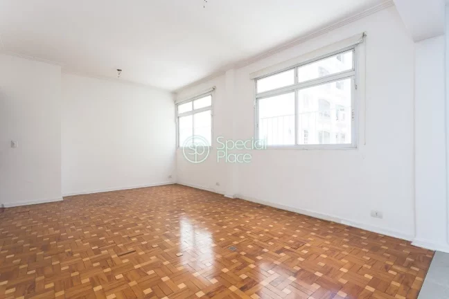 Imagem Apartamento de Três dormitórios, sendo três suítes, reformado, hall, lavabo, sala de estar e jan...