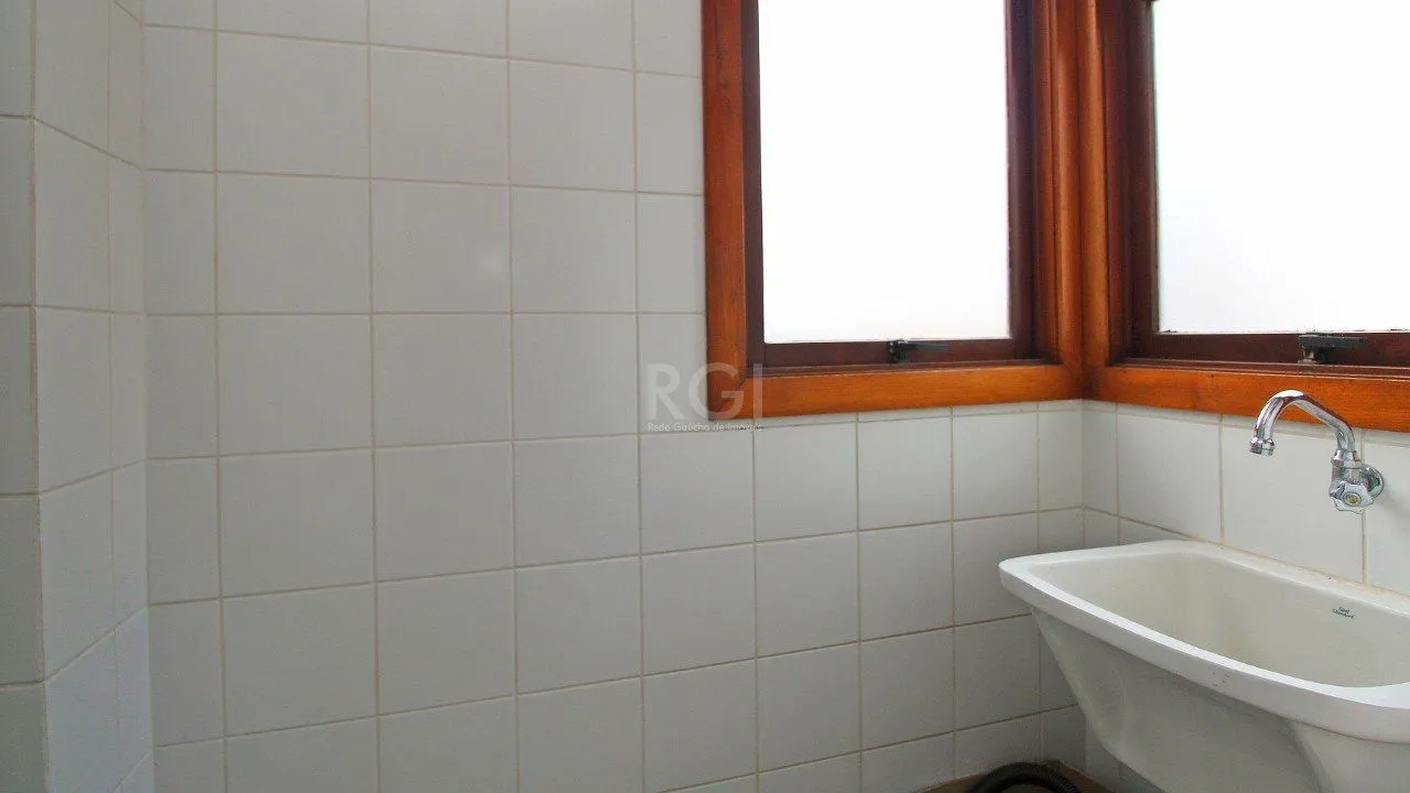 Imagem Apartamento de dois dormitórios e uma vaga de garagem na Rua Marcelo Gama, bairro Auxiliadora em Porto Alegre.