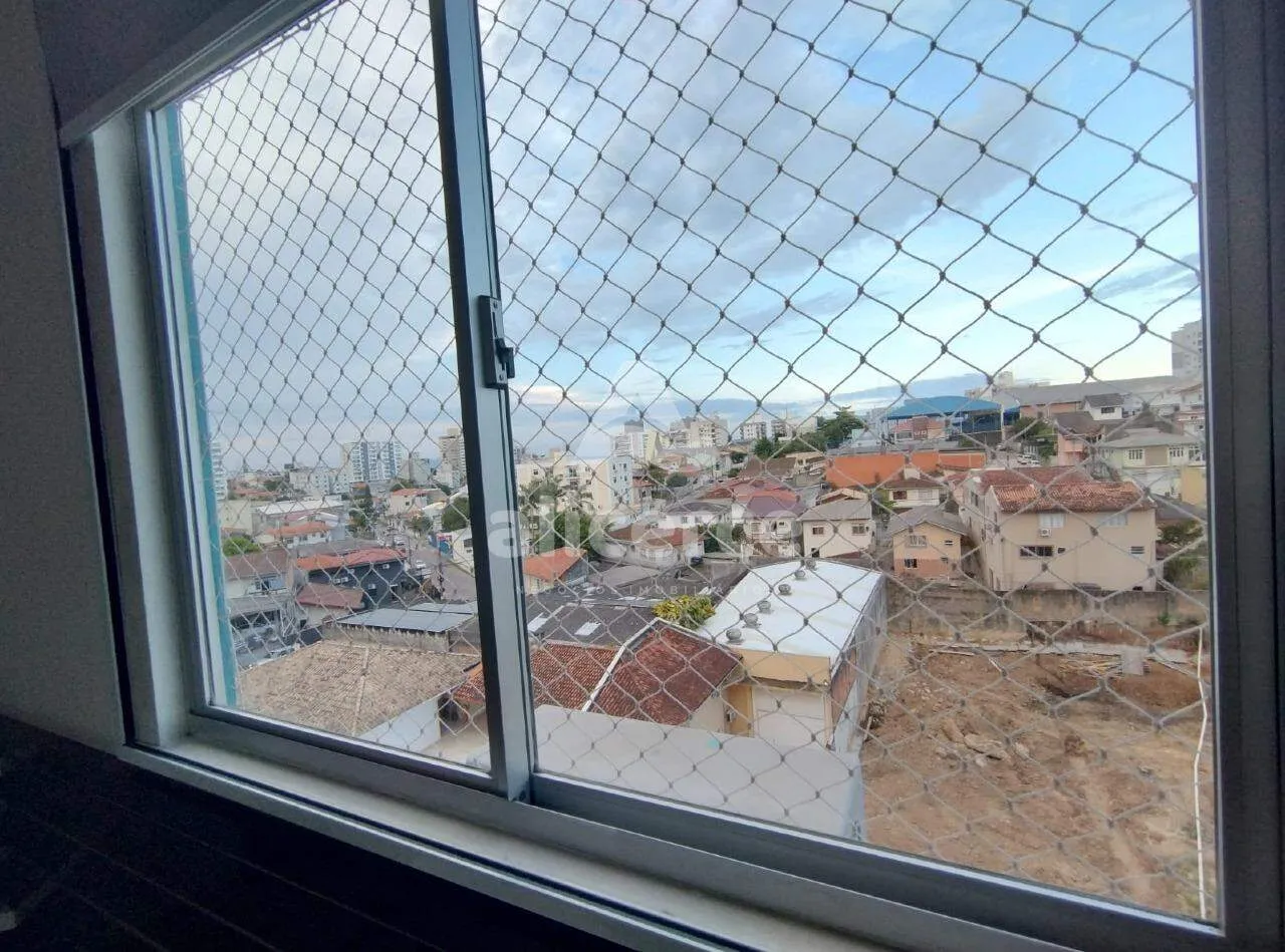 Imagem Apartamento semi mobiliado, 3 dorm. com suíte, andar alto e vista livre em Barreiros - São José - SC