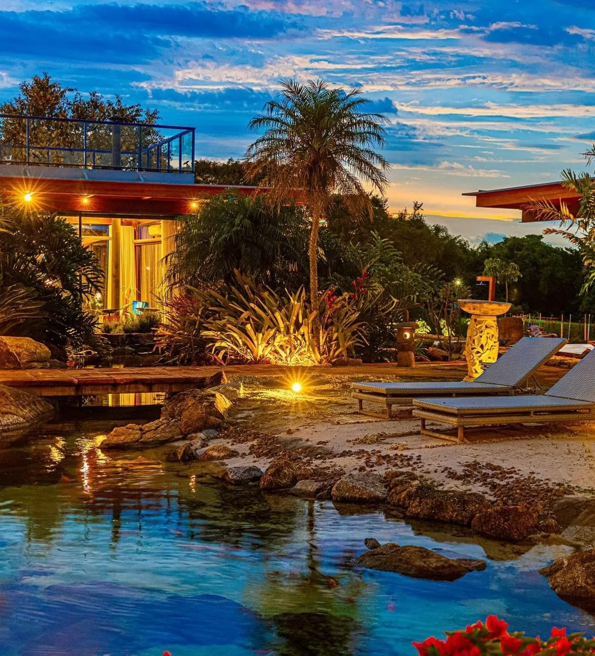 Imagem Venha se encantar com esta deslumbrante casa inspirada em Bali, localizada na prestigiada Fazenda Boa Vista, com uma vista deslumbrante