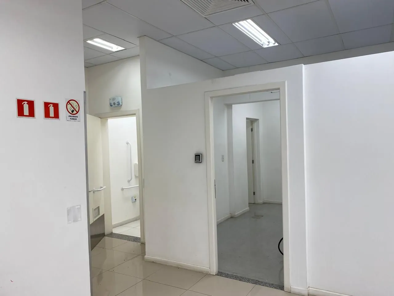 Imagem MÁFFER IMÓVEIS ALUGA - PRÉDIO COMERCIAL DE ESQUINA EM CANOAS! Com 11 vagas de estacionamento | Localização privilegiada | Oportunidade única!