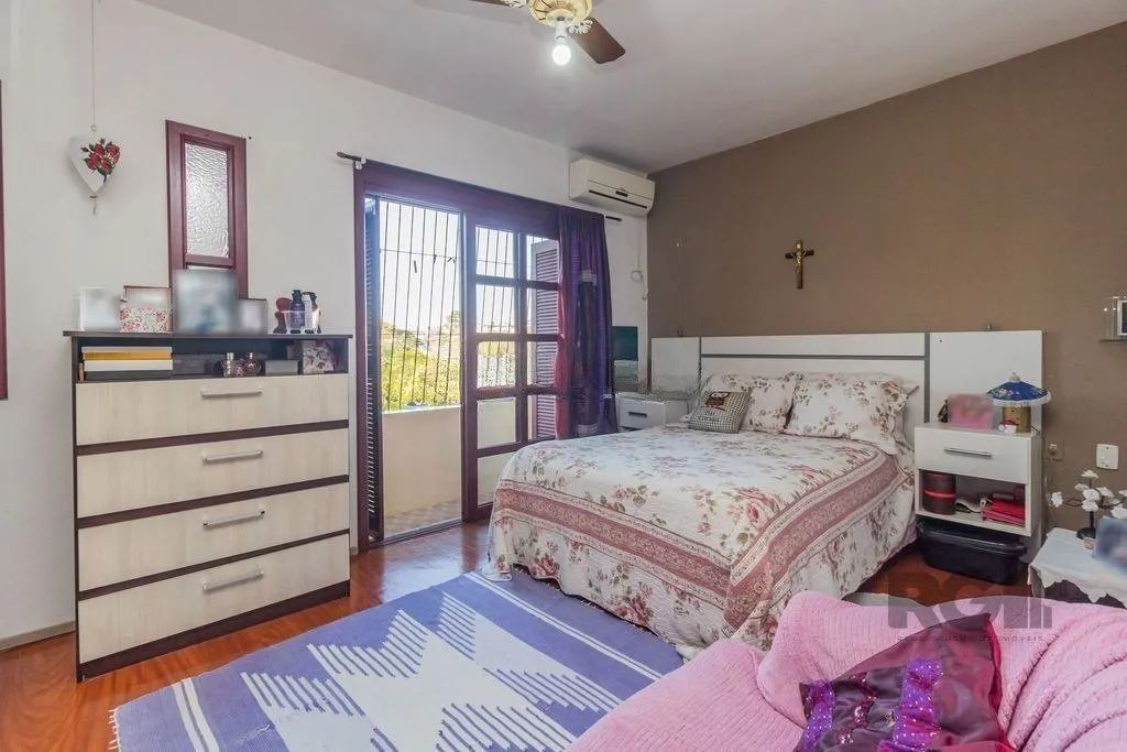 Imagem Sobrado de 215m² - 4 dormitórios, 5 vagas no bairro Passo das Pedras