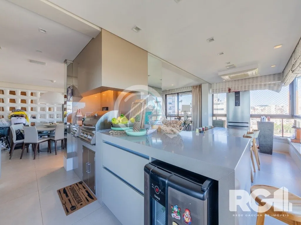 Imagem EXCLUSIVIDADE. Belíssimo apartamento com 245 m², mobiliado, com 3 suítes no bairro Moinhos de Ven...