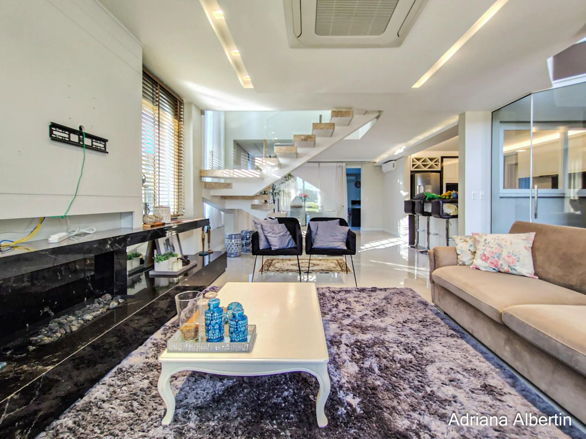 Imagem ALPHAVILLE PORTO ALEGRE | CASA COM FUNDOS PARA APP E ÁREA EXTERNA COMPLETA