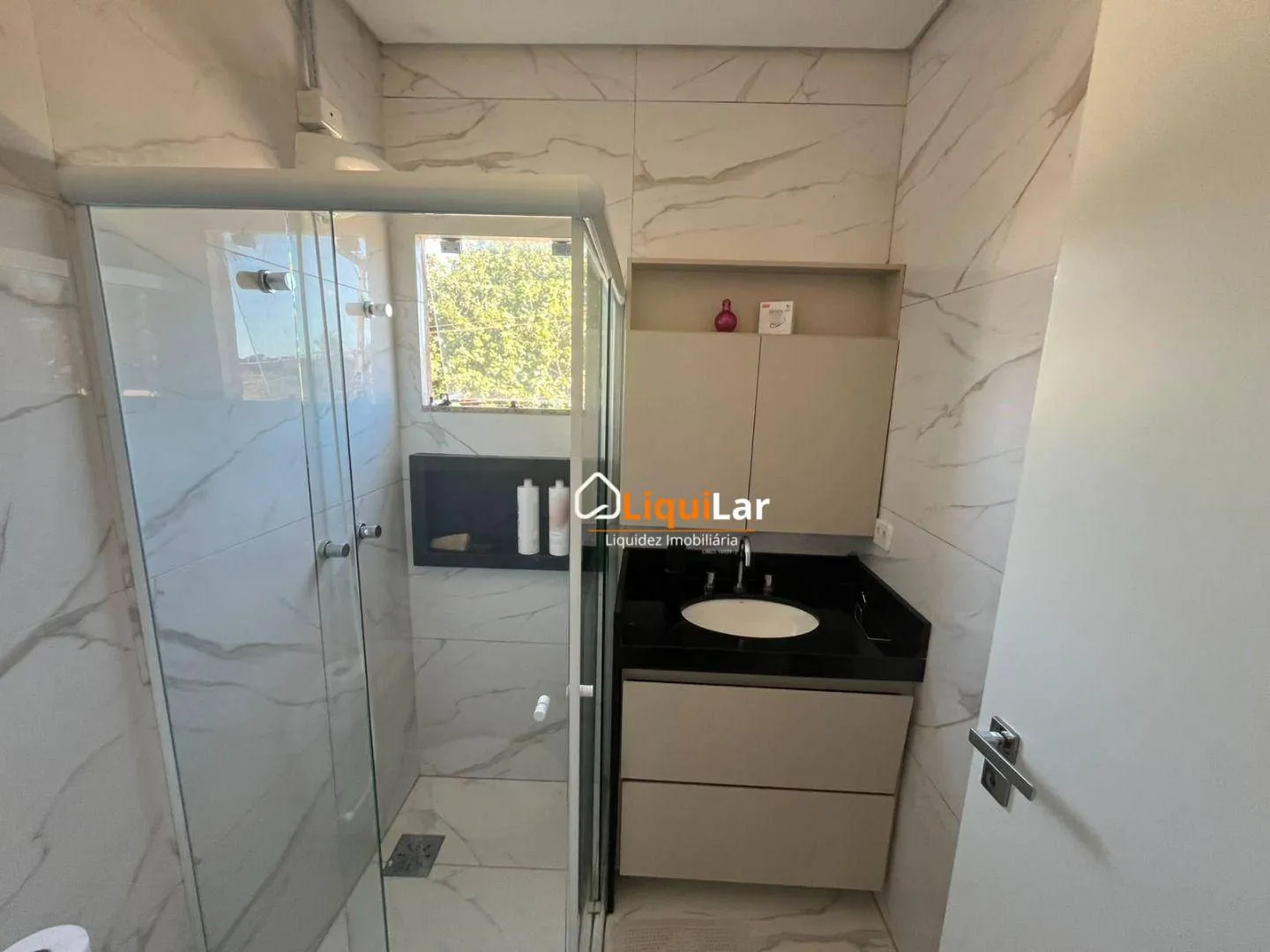 Imagem Sobrado à Venda no Condomínio Blu Park com 3 Quartos, Suíte e Rico em Planejados