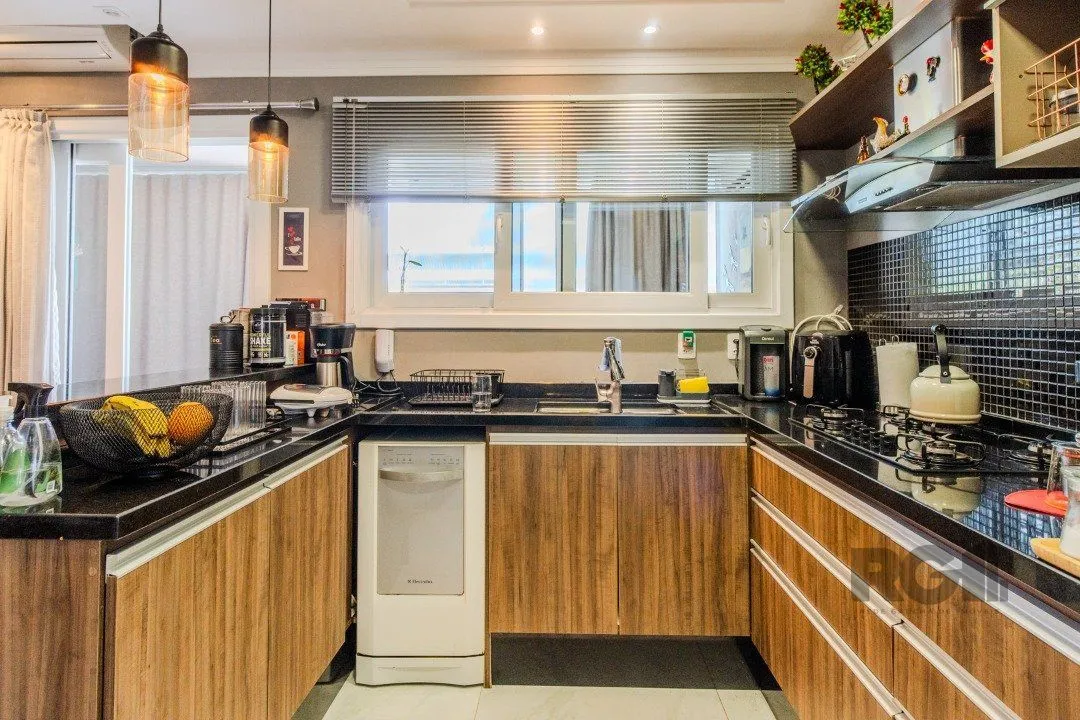 Imagem Casa de Condomínio com Arquitetura Exclusiva e Ambientes Sofisticados