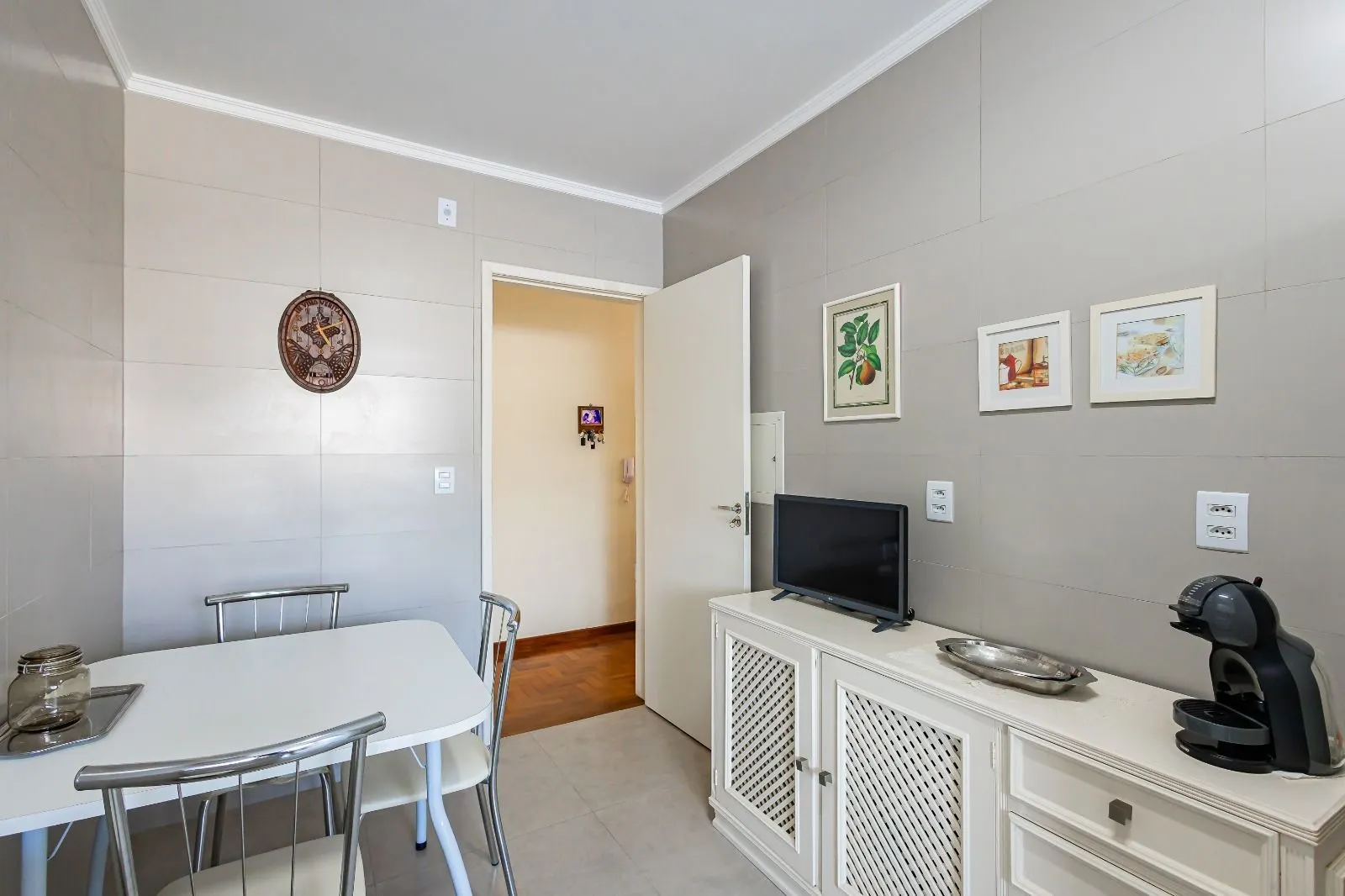 Imagem Apartamento a venda com dois dormitorios e vaga coberta no bairro Menino Deus.