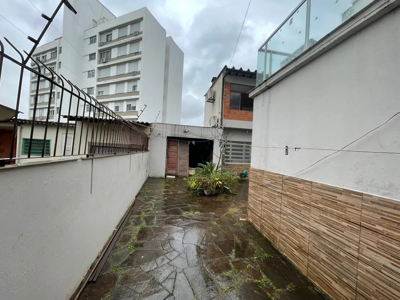 Imagem Terreno amplo com 690m², com duas casas construídas para moradia ou investyirdores!!