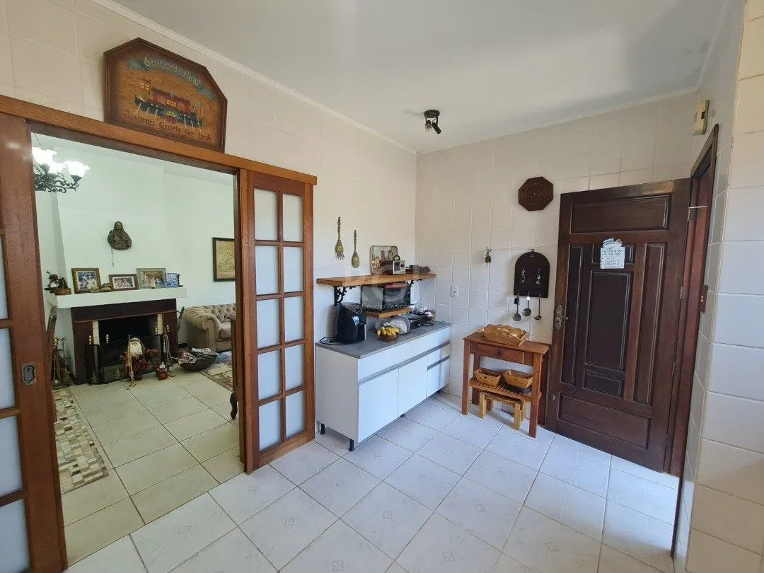 Imagem Casa em lindo terreno alto ao nível da rua medindo 10 × 32 onde consta uma residência térrea com 136m2 de área privativa,