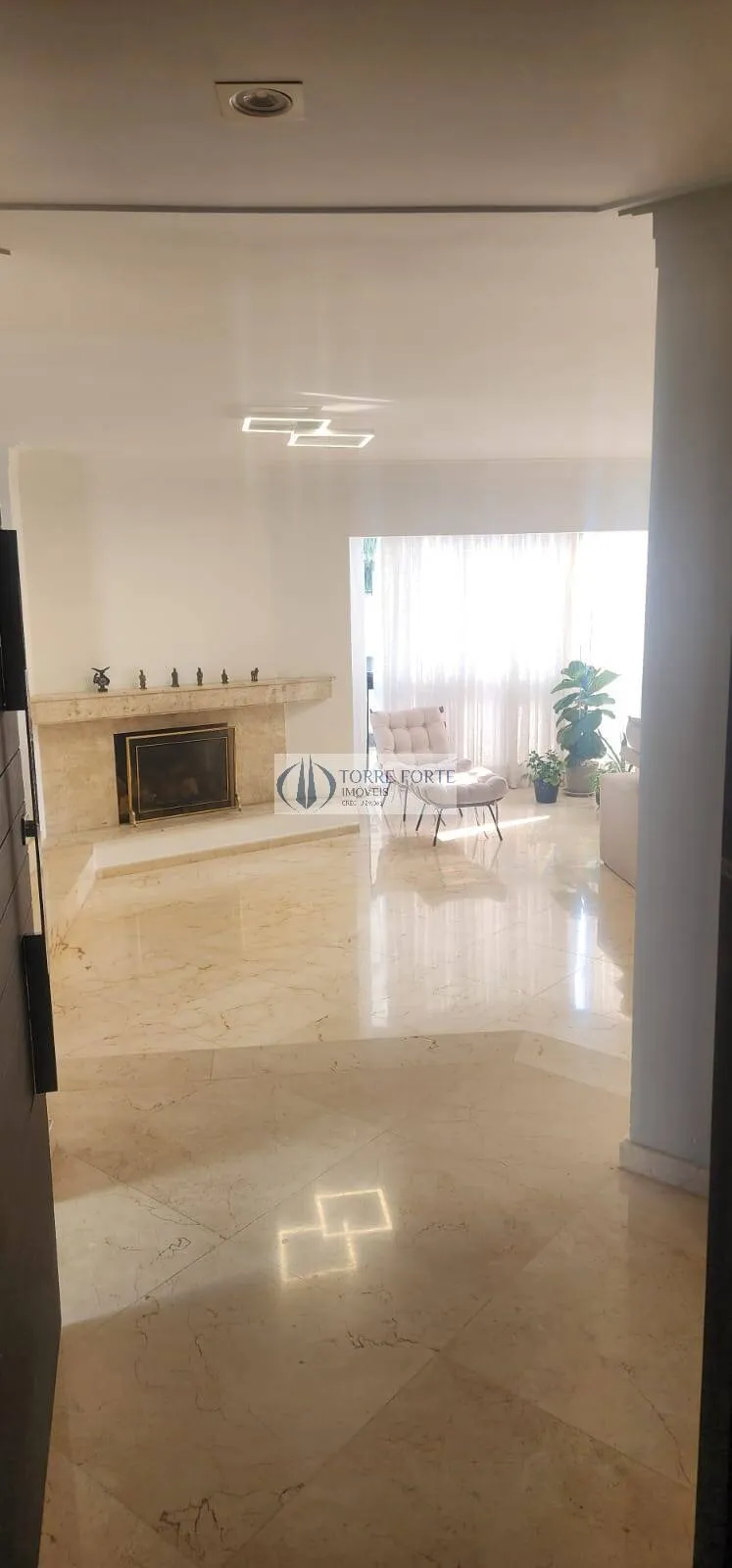 Imagem Lindo apartamento com 4 dormitórios, varanda e 3 vagas em Indianópolis