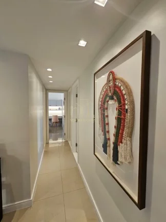 Imagem Excelente apartamento reformado com três quartos varanda a venda no caminho das arvores