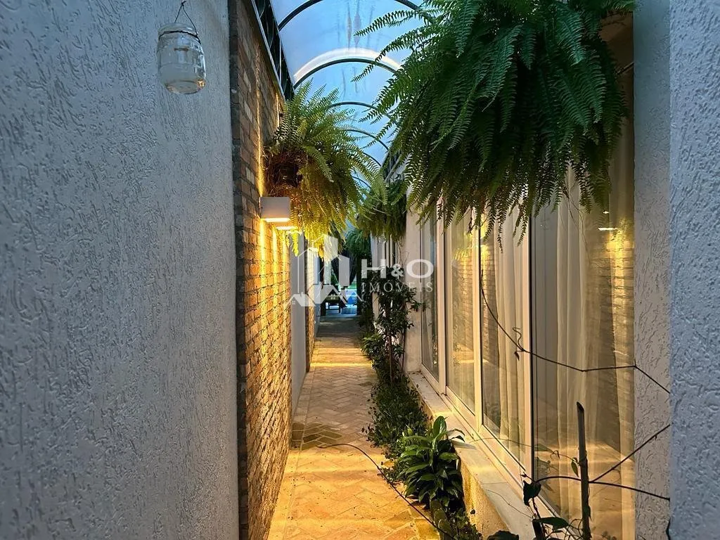 Imagem Oportunidade Mooca - Sobrado Alto Padrão com Piscina e 4 Suítes