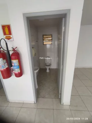 Imagem Galpão Comercial para Locação em Barueri-SP, Chácaras Marco: 2 banheiros, 4 vagas, 690m² de área!