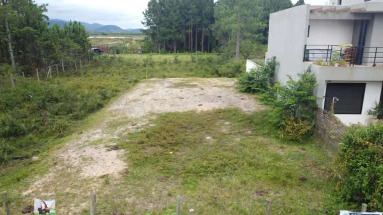 Imagem Terreno Residencial e Comercial de 360m² na Encantada - Garopaba/SC: Oportunidade Imperdível!