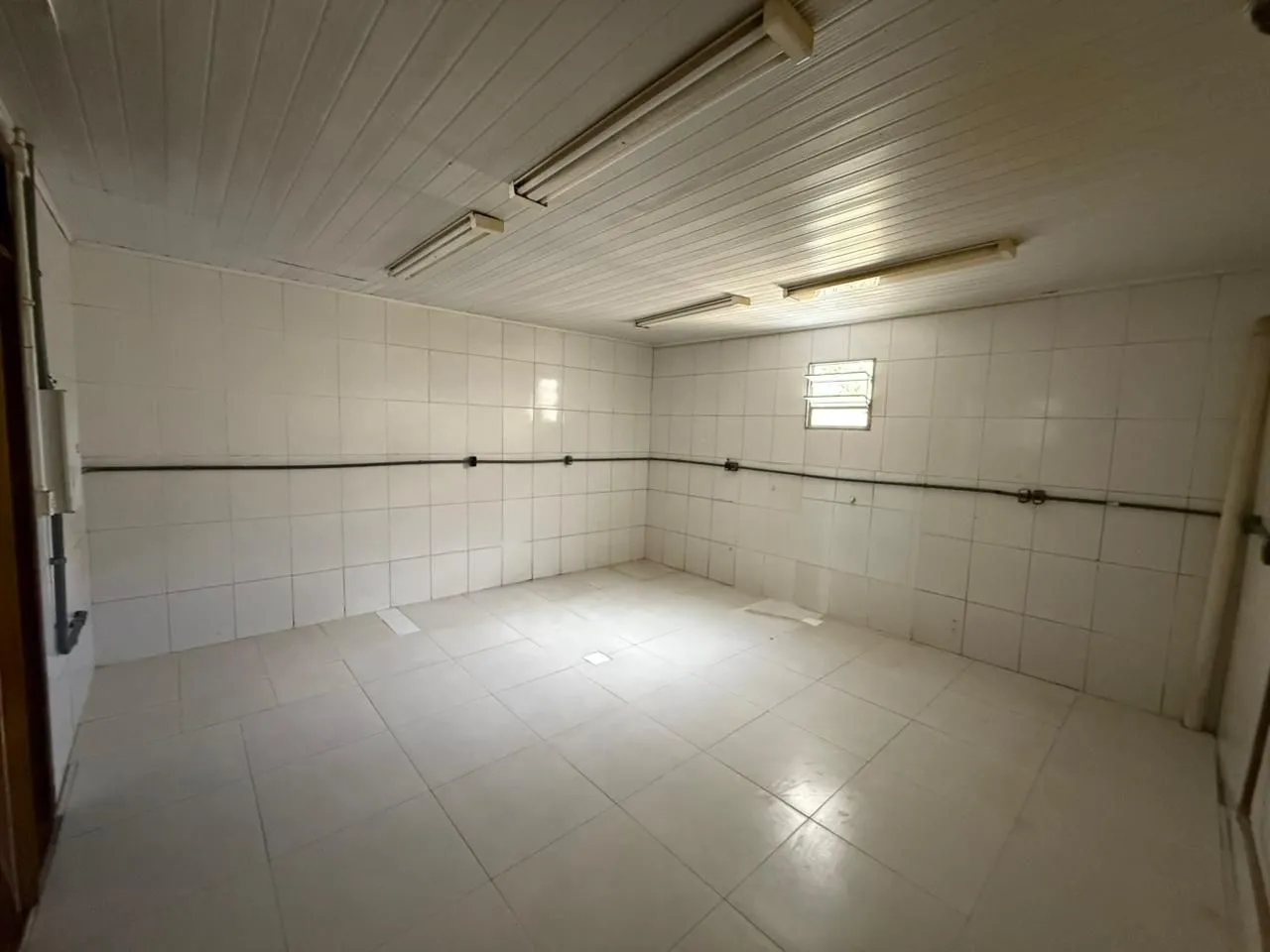 Imagem MÁFFER IMÓVEIS ALUGA LOJA COM SOBRELOJA NO BAIRRO AUXILIADORA Amplo imóvel localizado em ponto estratégico, com grande fluxo de veículos e pedestres, ideal para quem busca visibilidade e destaque comercial.