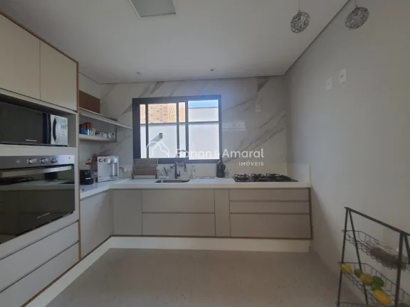Imagem Casa Térrea à Venda com 3 Suítes - Condomínio Terras do Cancioneiro, Paulínia/SP - 242 m²

Exc...