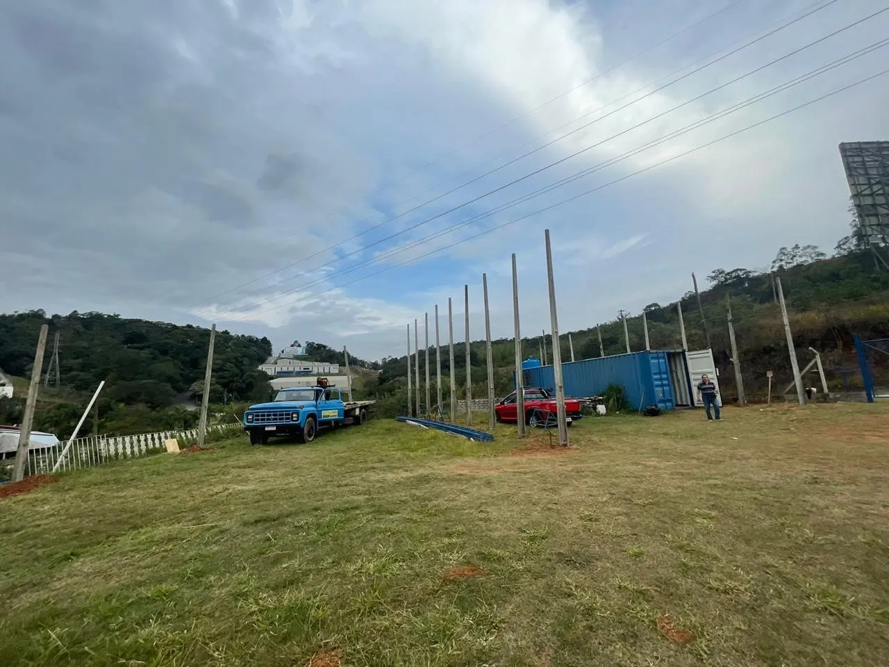Imagem Área Empresarial e Industrial de Alto Potencial com Estacionamento para até 70 Vagas no Final de Obras