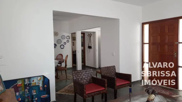 Imagem Casa Espaçosa com 3 Quartos, Suíte, Churrasqueira e Garagem para 4 Carros – Conforto e Praticidade para Sua Família!