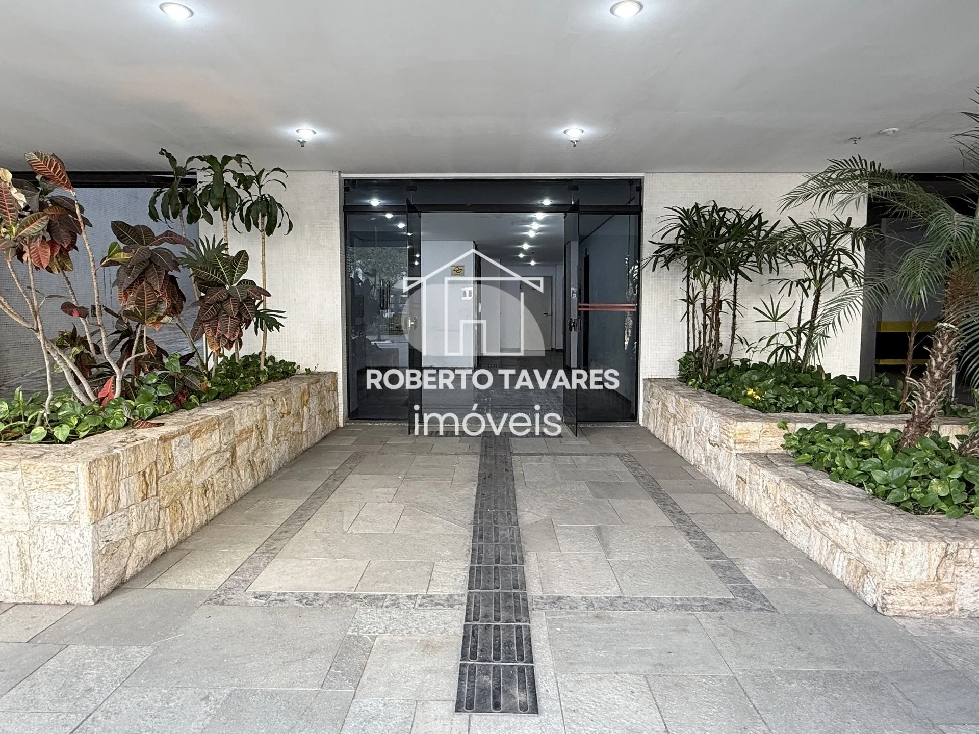 Imagem Prédio monousuário, com 11 andares, 1723m² de área útil, 4032m² de área total, 33 vagas de garagem.
