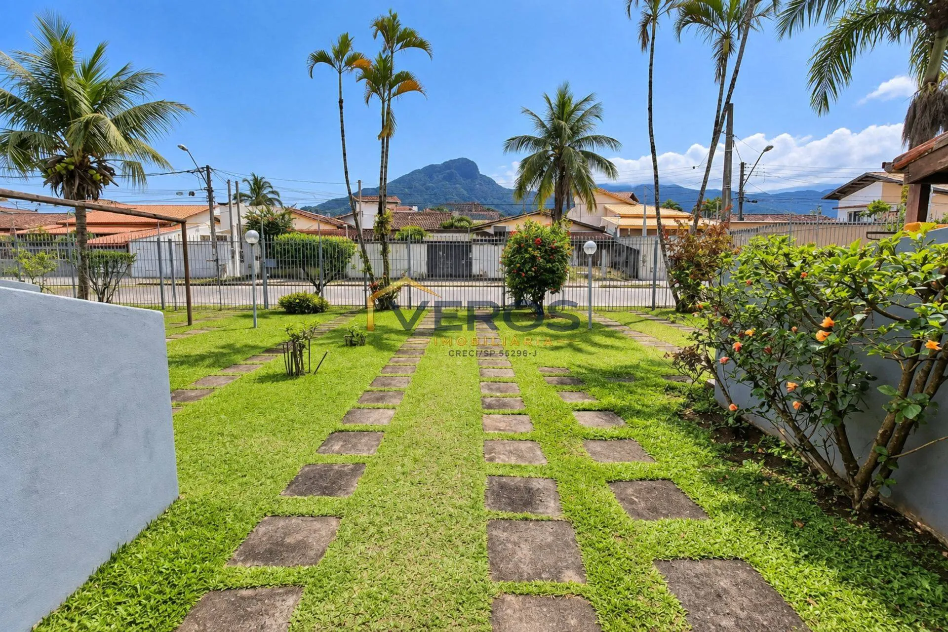 Imagem Casa em condominio 3 quartos venda 600m da praia do Indaiá em Caraguatatuba