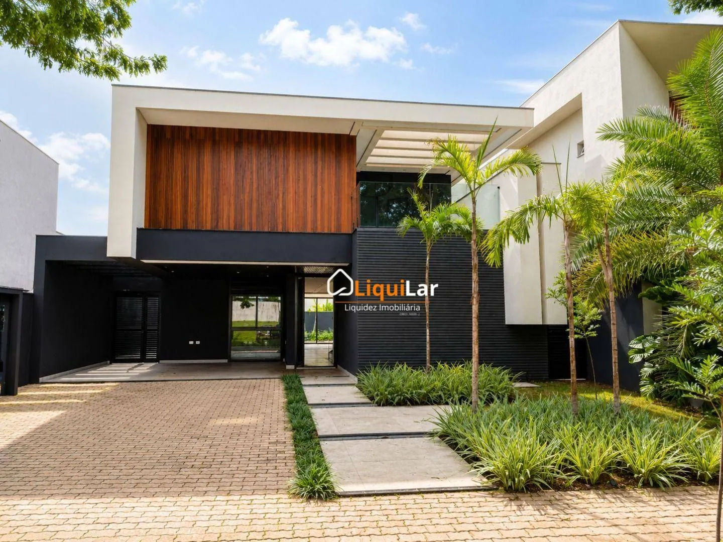 Imagem Sobrado de Alto Padrão no Alphaville II com 4 Suítes, Piscina e Suíte Master com Closet