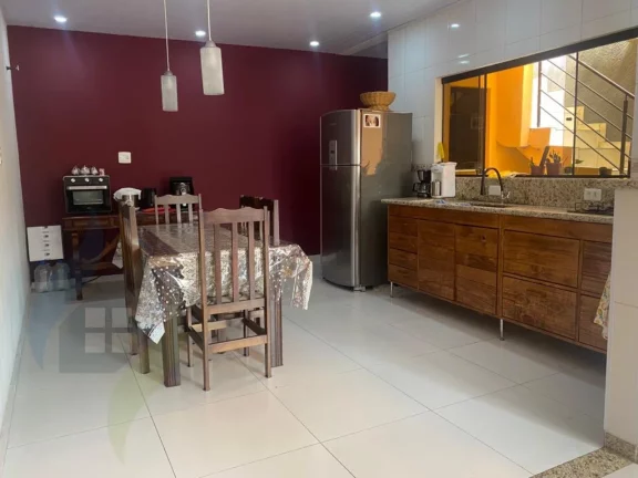 Imagem Sobrado com 3 dormitórios sendo 3 suítes, 5 banheiros, 2 vagas, com 223m² em Santo André