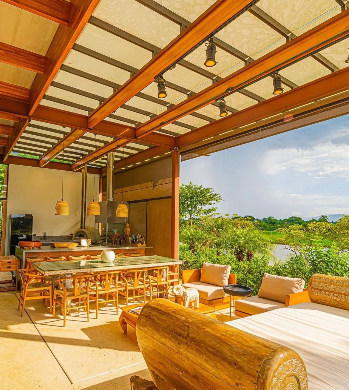 Imagem Venha se encantar com esta deslumbrante casa inspirada em Bali, localizada na prestigiada Fazenda Boa Vista, com uma vista deslumbrante
