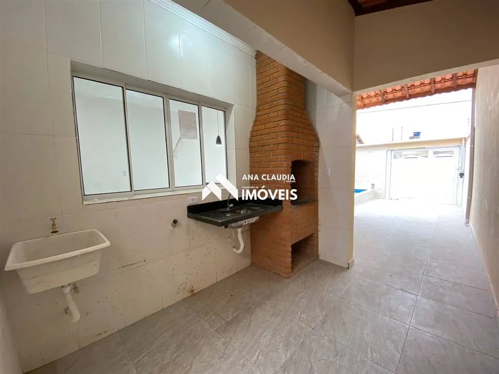 Imagem Casa nova com piscina a venda em Mongaguá a 400 metros da praia, lado serra