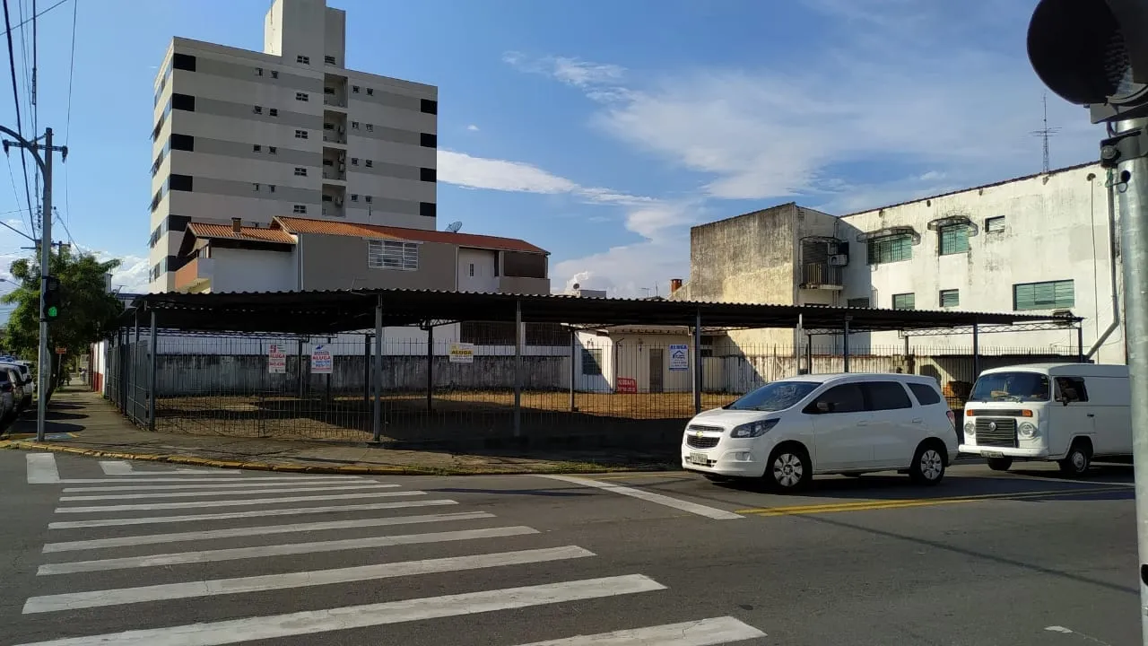 Imagem Terreno de Esquina em Avenida Movimentada com 700m², Ideal para Loja de Carros ou Estacionamento, Próximo ao Supermercado Rosalina