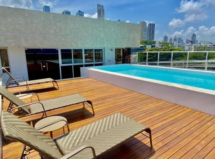 Imagem Apartamento mobiliado em Cabo Branco, 2 quartos sendo 1 suíte, lazer completo, piscina com vista e localização estratégica em João Pessoa.