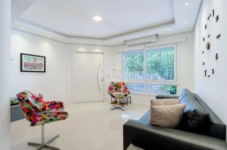 Imagem Casa com 03 dormitórios, 01 suíte, pátio, terraço com churrasqueira e vaga de garagem para 03 carros no bairro Ipanema